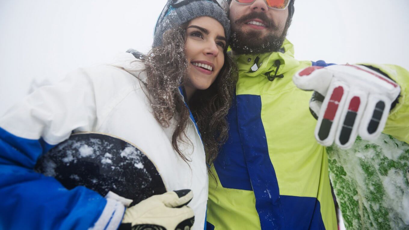 Par som åker skidor i Norrland